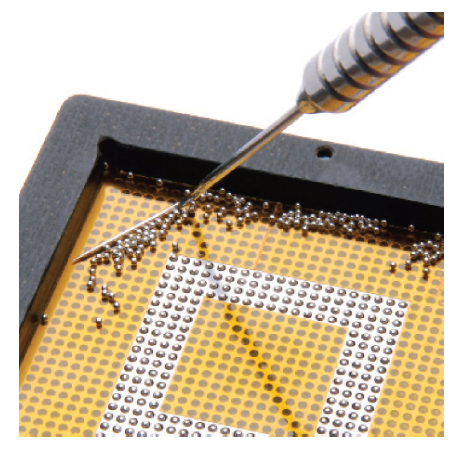 Распределение шариков припоя в отверстия шаблона